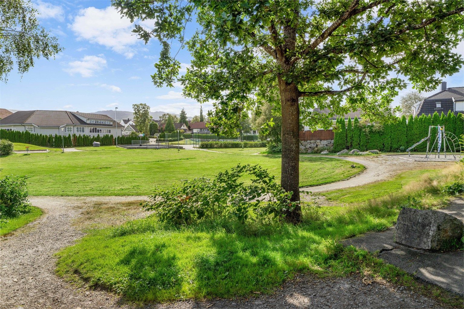 Nærområdet byr på lekeplasser og fine rekreasjonsmuligheter for hele familien.