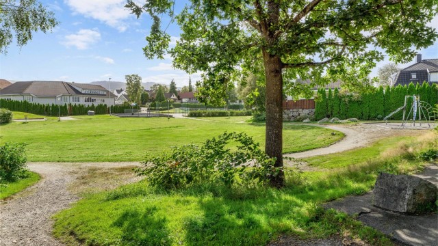 Nærområdet byr på lekeplasser og fine rekreasjonsmuligheter for hele familien.