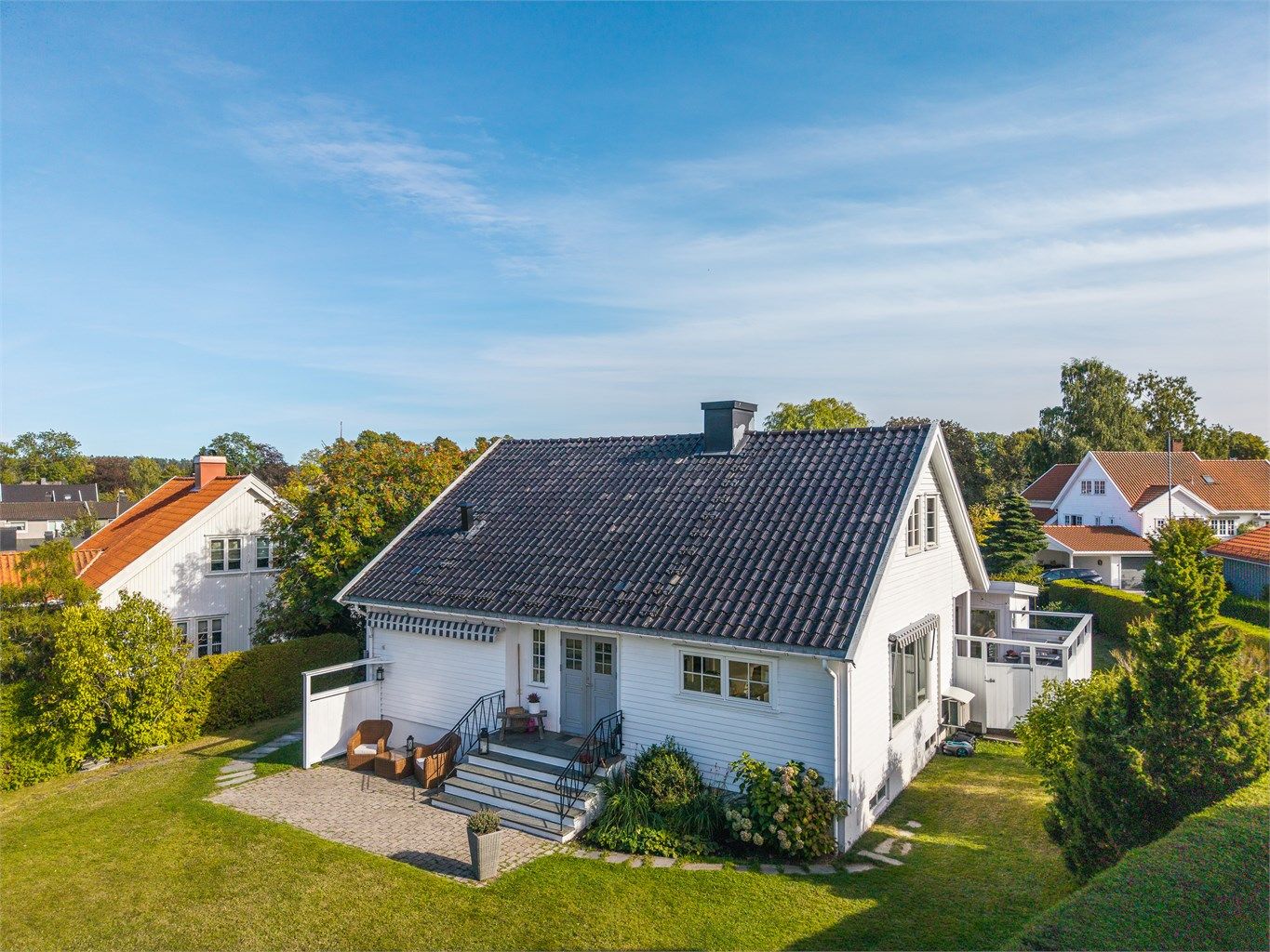 Eiendommen har en attraktiv og sentral beliggenhet i et etablert og rolig nabolag.