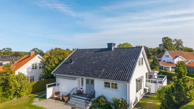 Eiendommen har en attraktiv og sentral beliggenhet i et etablert og rolig nabolag.