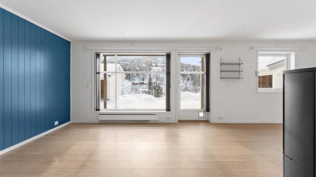 Stuen har god plass for en sofagruppe og annet møblement.