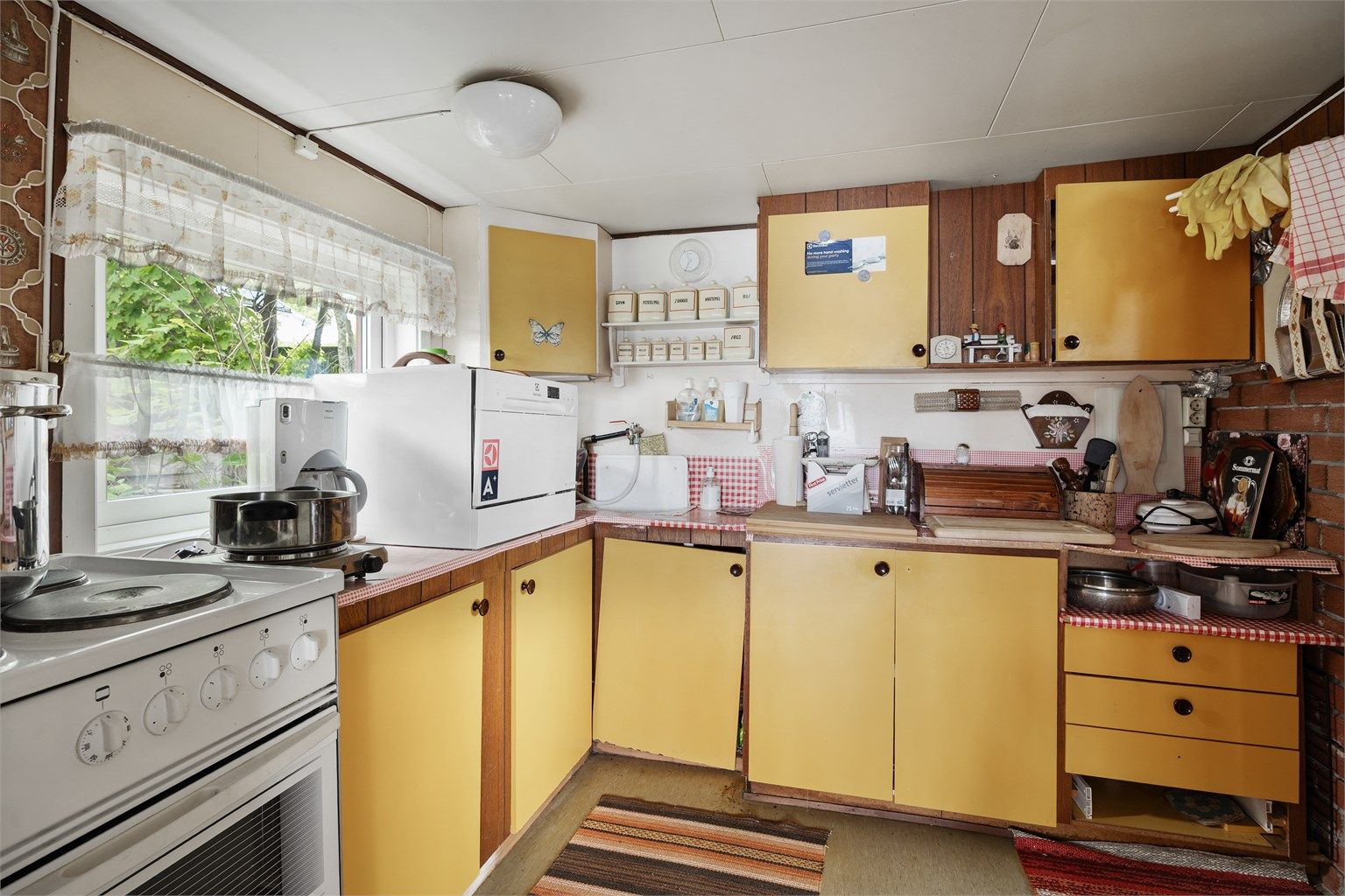 Kjøkkeninnredningen har glatte fronter fra ukjent årstall og benkeplate med laminert overflate. 