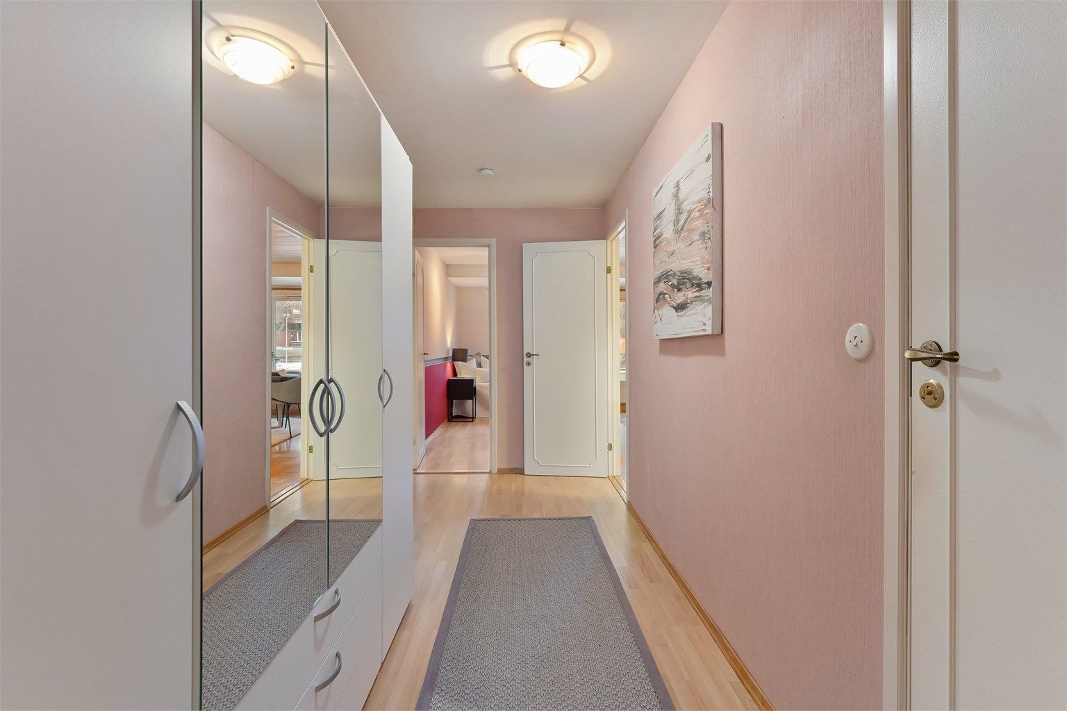 Stor hall med plass til garderobe