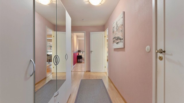 Stor hall med plass til garderobe