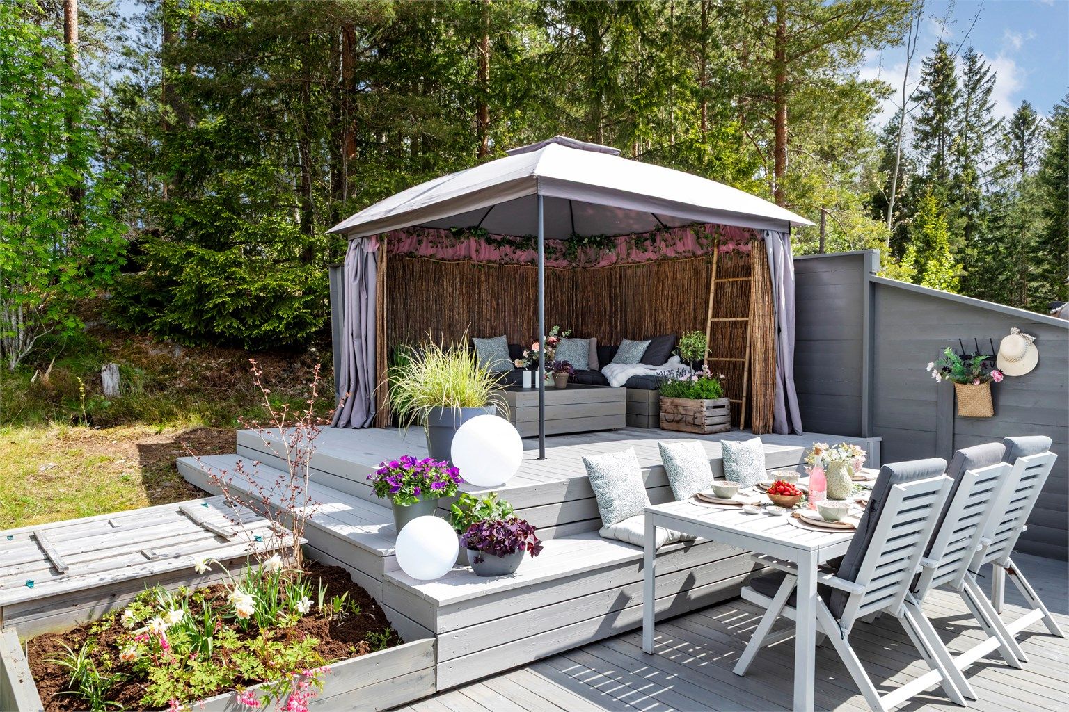 Den store terrassen på 128 m² er et av eiendommens høydepunkter, med et nedfelt og oppvarmet basseng. 
