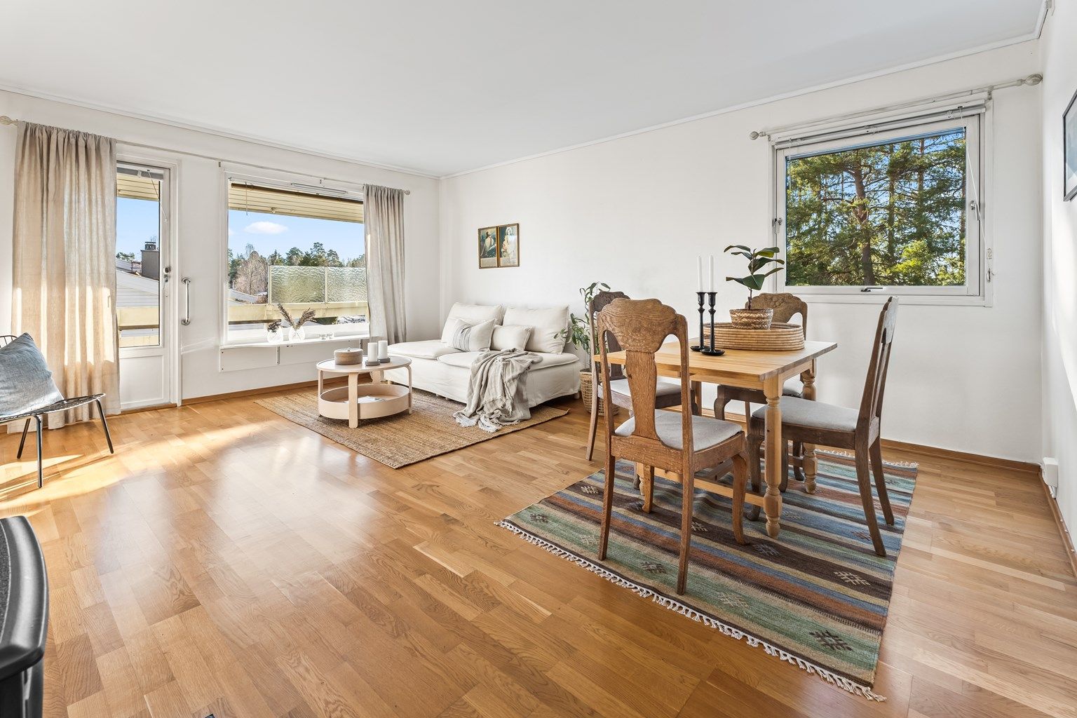 Velkommen til Tonefaret 11! En lys og fin hjørneleilighet med balkong i 2.etg med trappefri adkomst for deg over 50 år 