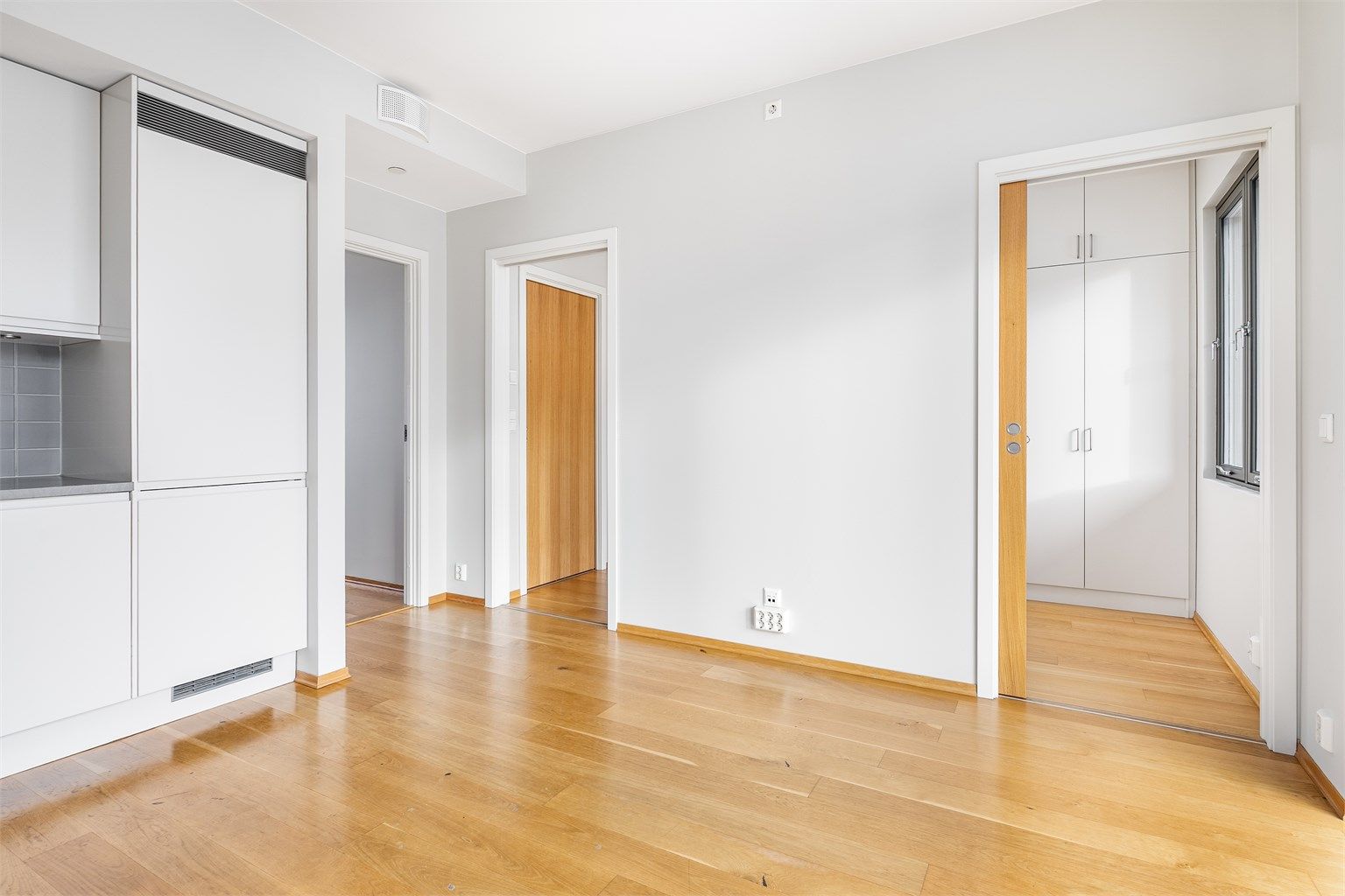 Plassbesparende skyvedører gir tilgang til hver sin side av en eventuell dobbeltseng i soverommet.