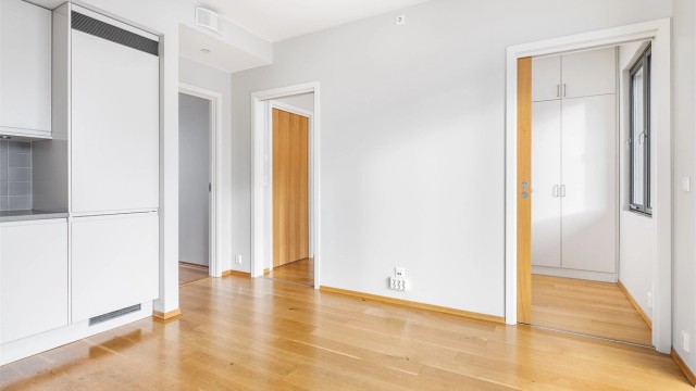 Plassbesparende skyvedører gir tilgang til hver sin side av en eventuell dobbeltseng i soverommet.