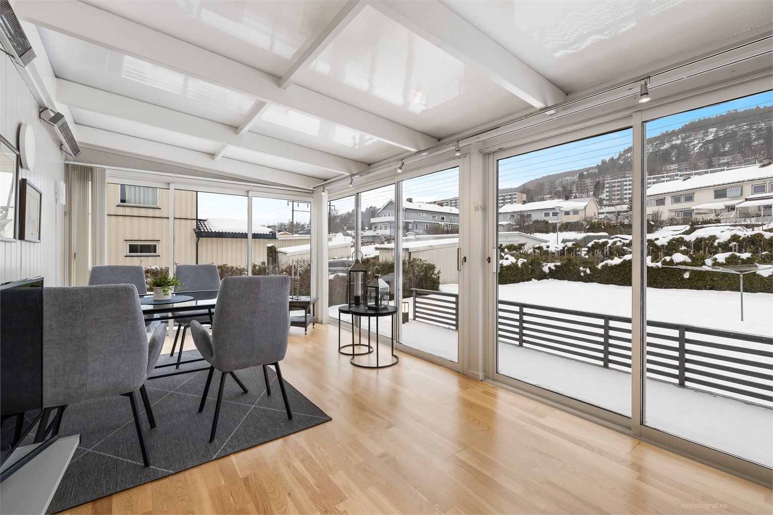 Den innglassede sommerstuen (ikke byggemeldt) på 21 m² fungerer som en forlengelse av stuen store deler av året.