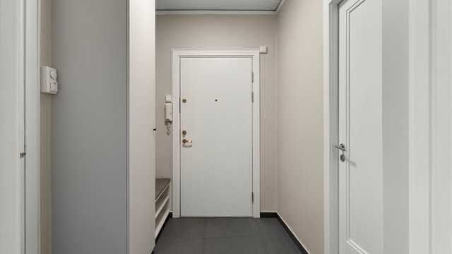 Velkommen inn! Entréen har plassbygde garderobeløsninger og sittebenk utført av Aas Møbeldesign i 2023.