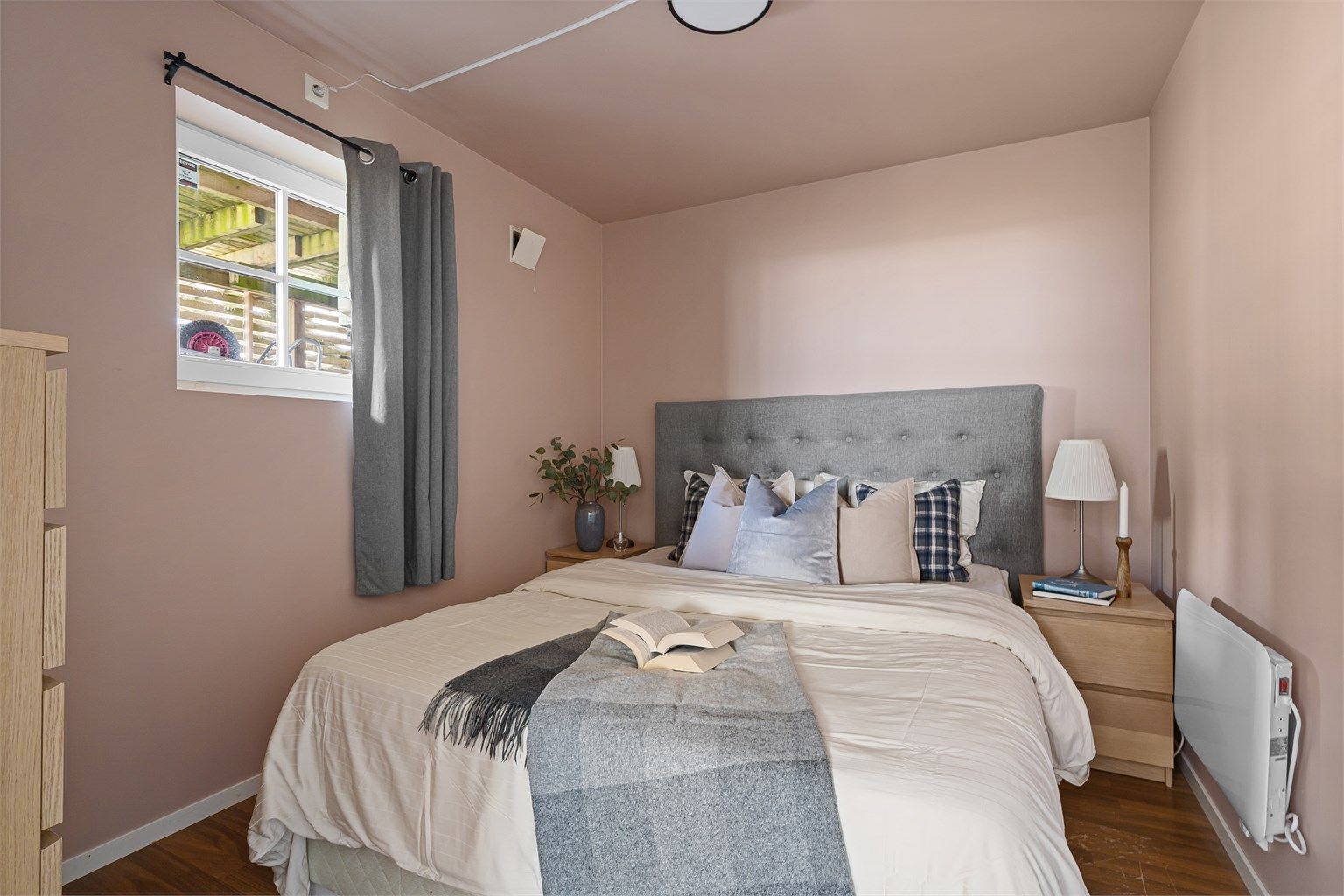 
Det er romslig innvendig bod, som selger har brukt som gjesterom. Det er av meget god størrelse og har plass til garderobeskap, seng, sofa, kontorpult m.m. Det er vindu på rommet som går ut under terrassen. 