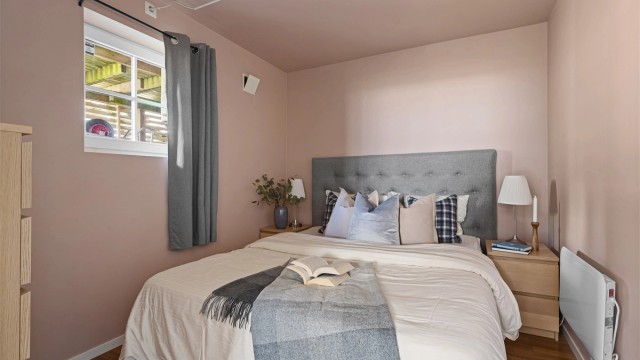 Det er romslig innvendig bod, som selger har brukt som gjesterom. Det er av meget god størrelse og har plass til garderobeskap, seng, sofa, kontorpult m.m. Det er vindu på rommet som går ut under terrassen.