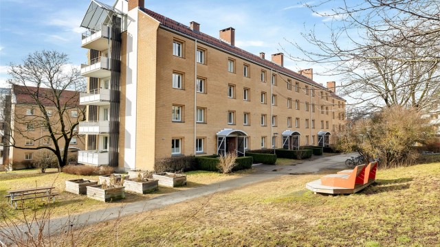 Leiligheten ligger i Hovin borettslag, et veletablert og populært område med store, grønne fellesarealer.
