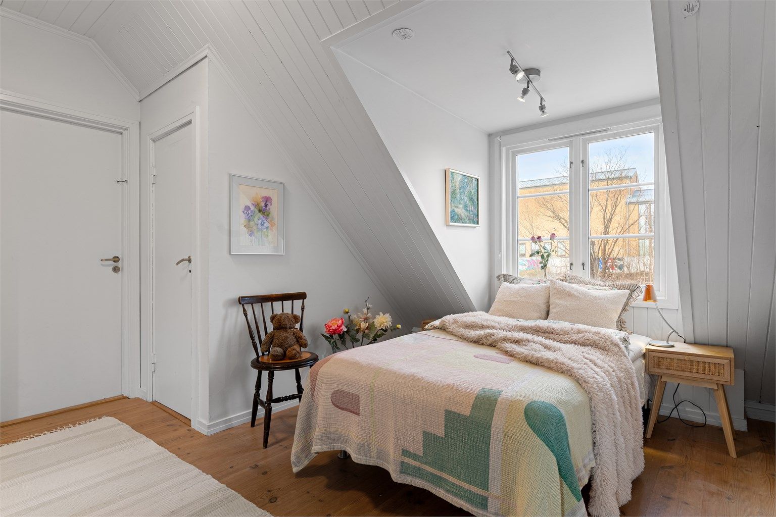 Det andre soverommet på loftet er lyst og har også god plass til seng og møblering.