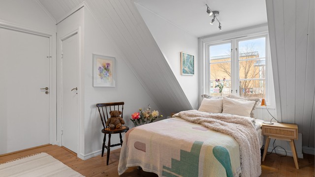 Det andre soverommet på loftet er lyst og har også god plass til seng og møblering.