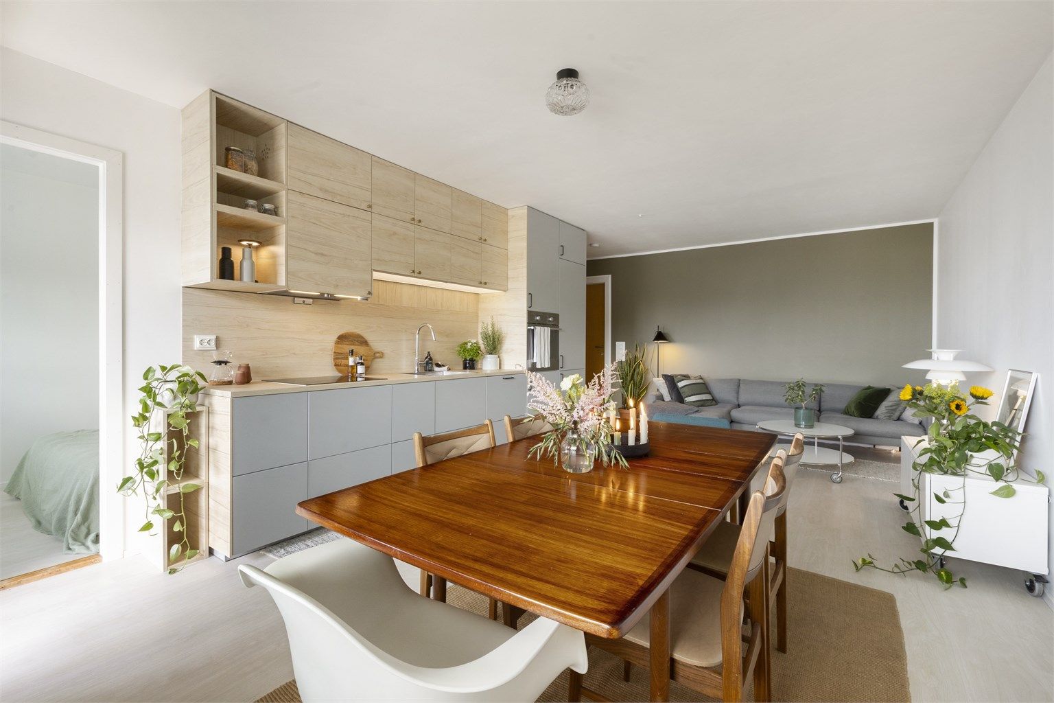 Leiligheten har et romslig oppholdsrom som kan deles inn i flere oppholdssoner