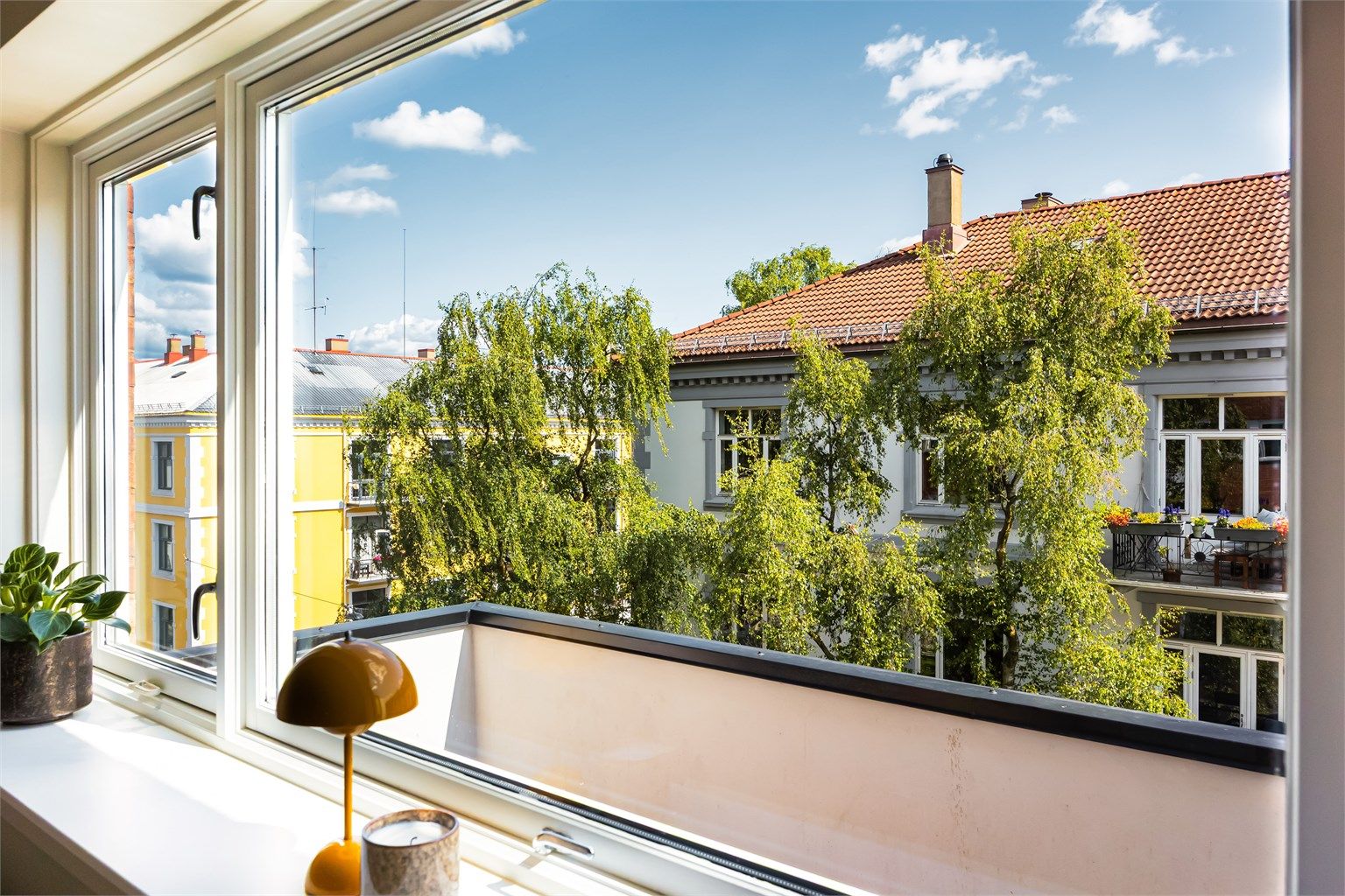 Det første som møter deg er store vindusflater, noe som gir en deilig atmosfære.