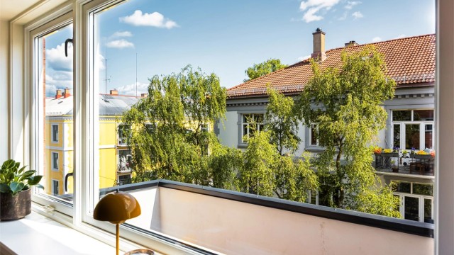Det første som møter deg er store vindusflater, noe som gir en deilig atmosfære.