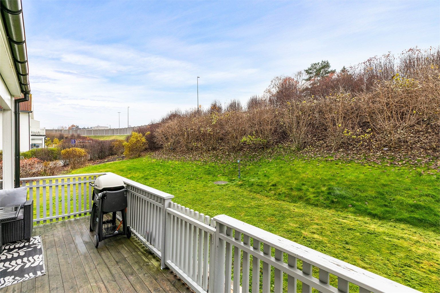 Terrassen er orientert mot vest og sommerstid solfylt fra ettermiddag til kveld.