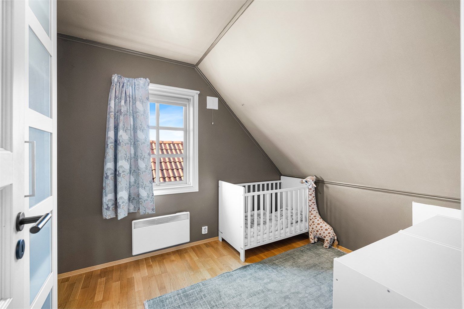 Tredje soverom i 2.etg. egner seg meget godt som barnerom. 