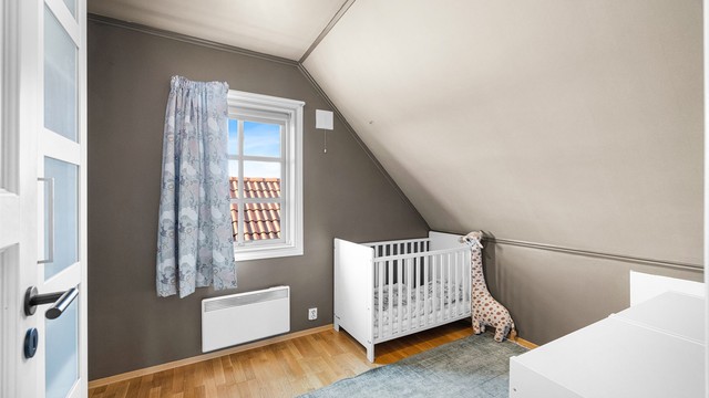 Tredje soverom i 2.etg. egner seg meget godt som barnerom.