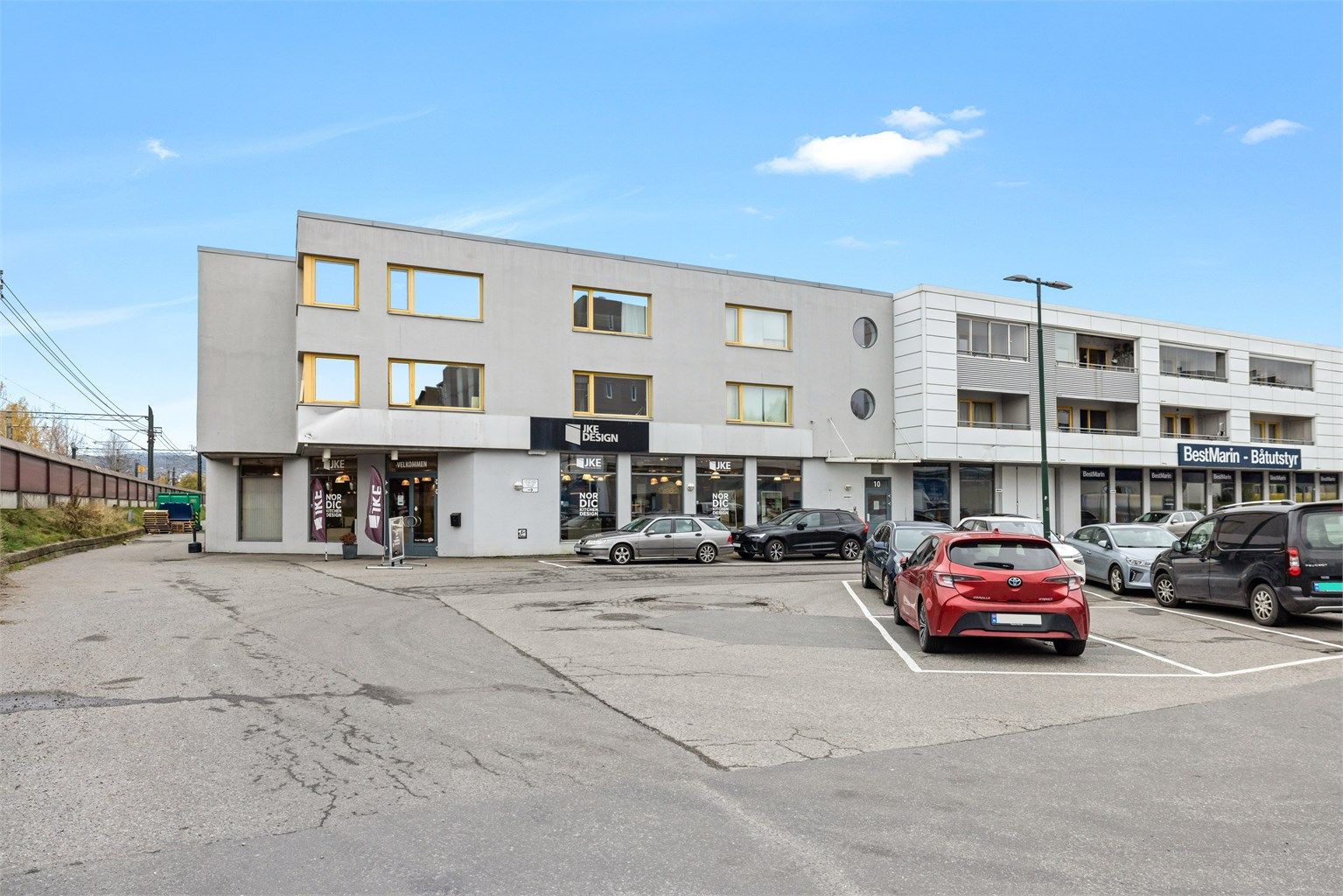 Ønsker du å bo sentralt med gangavstand til skoler, butikker, buss og Lillestrøm sentrum? Da kan denne boligen være midt i blinken. Leiligheten ligger på Åråsen fotballstadion!