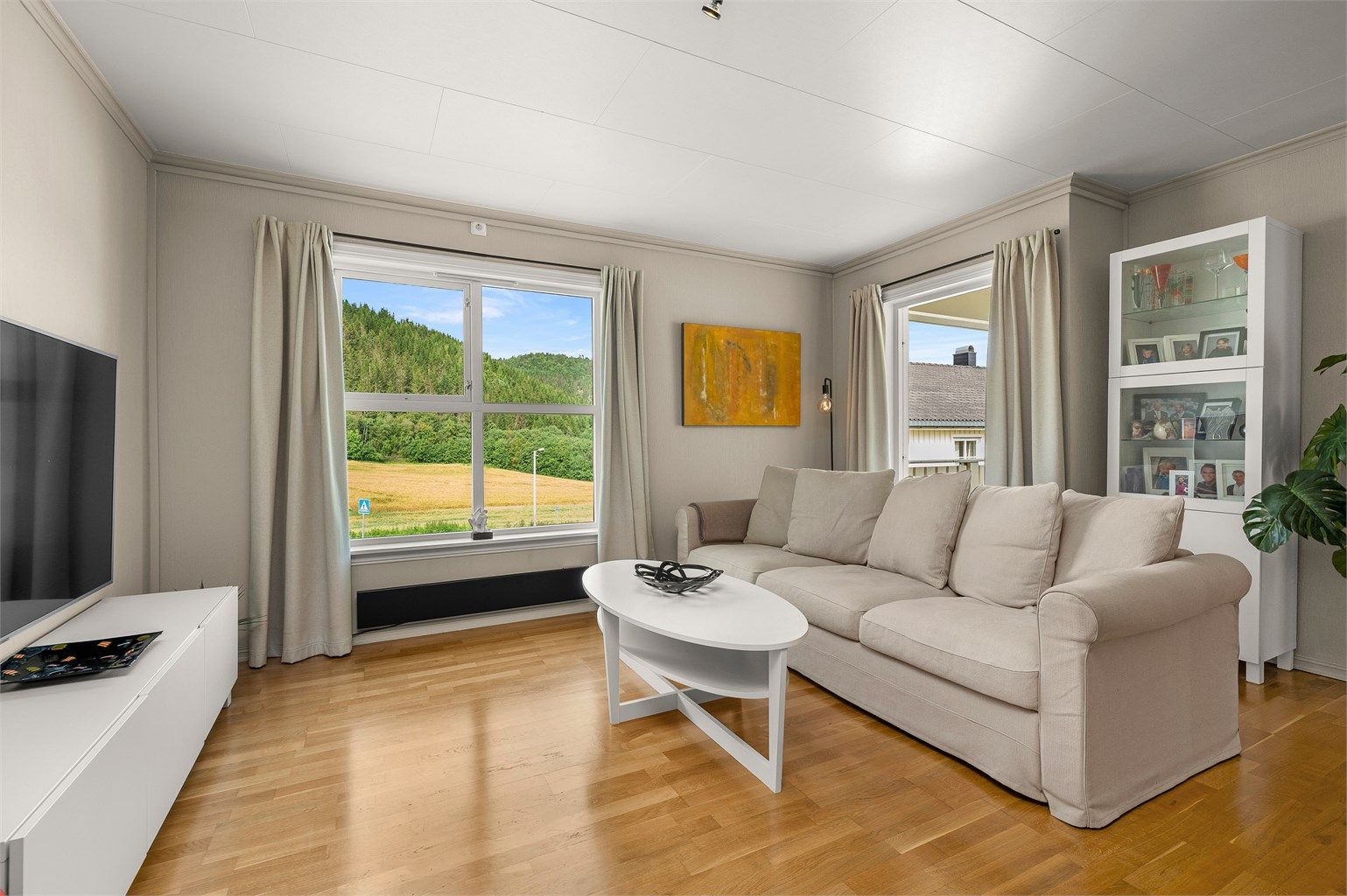 En lys og trivelig oppholdsavdeling med god plass til en romslig sofagruppe. Fra stuen er det direkte utgang til balkongen.