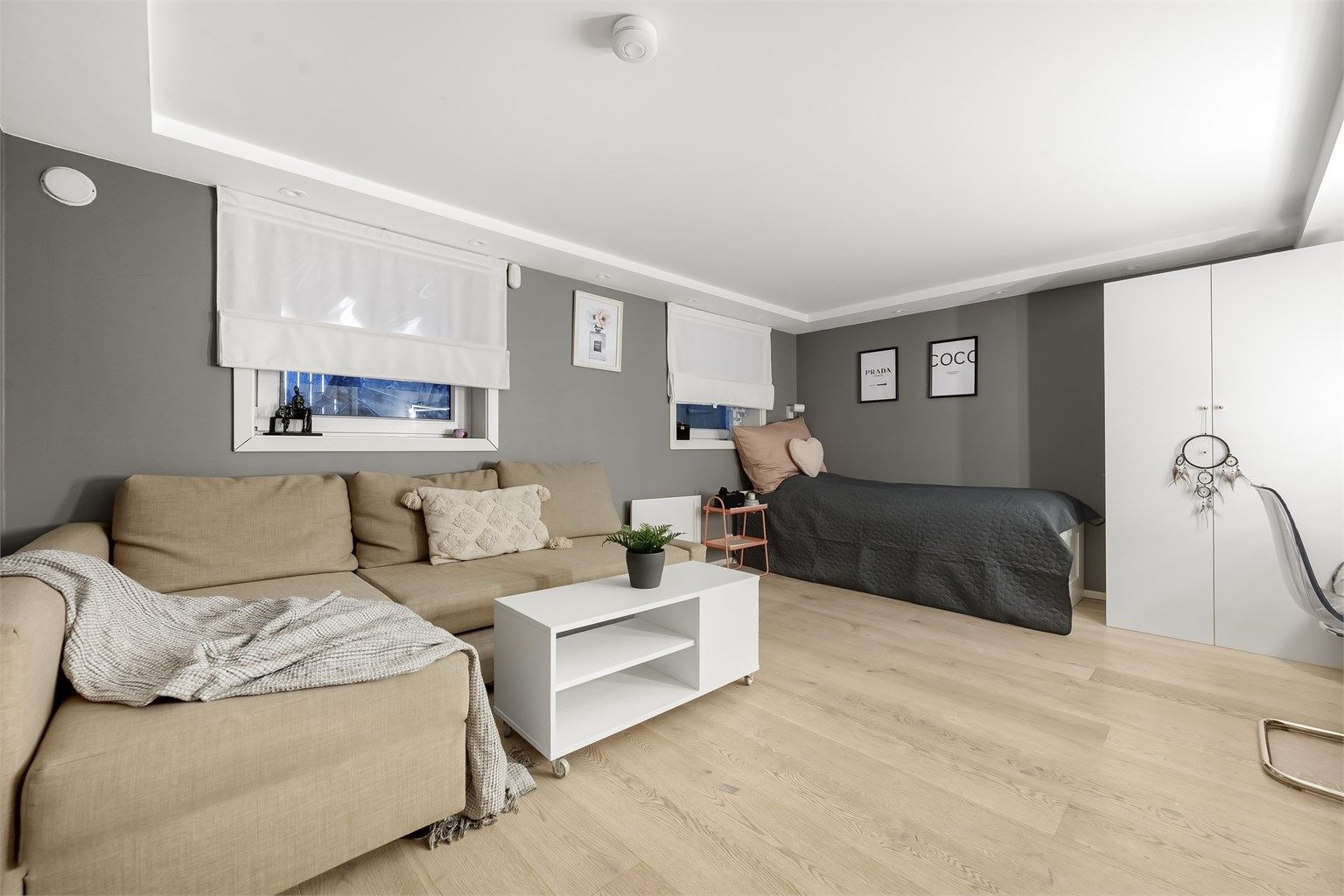 Praktisk kjellerstue med både gulvvarme og downlights.