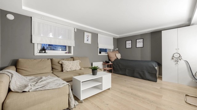 Praktisk kjellerstue med både gulvvarme og downlights.