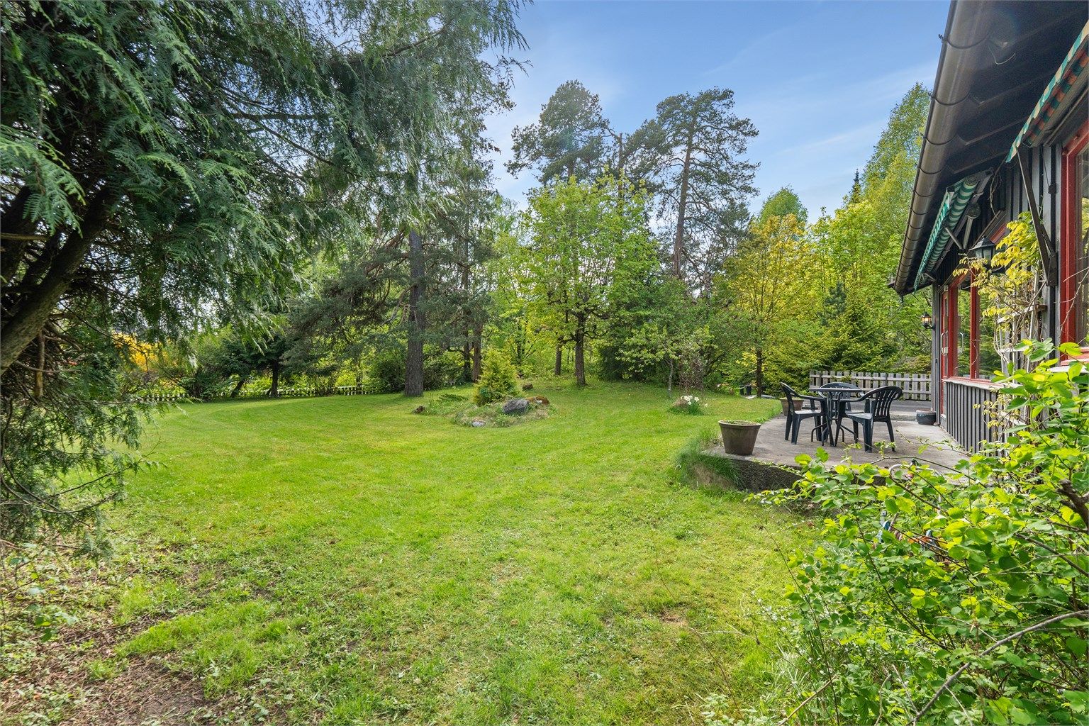 Stor og hyggelig hage - perfekt for lek og moro