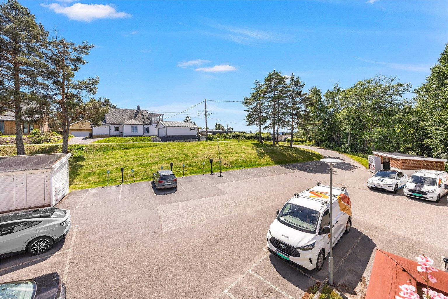 Eiendommen ligger i Roven, et rolig og veletablert boligområde i Fetsund.