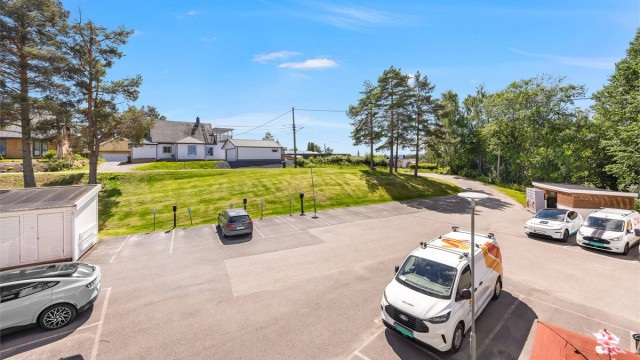 Eiendommen ligger i Roven, et rolig og veletablert boligområde i Fetsund.