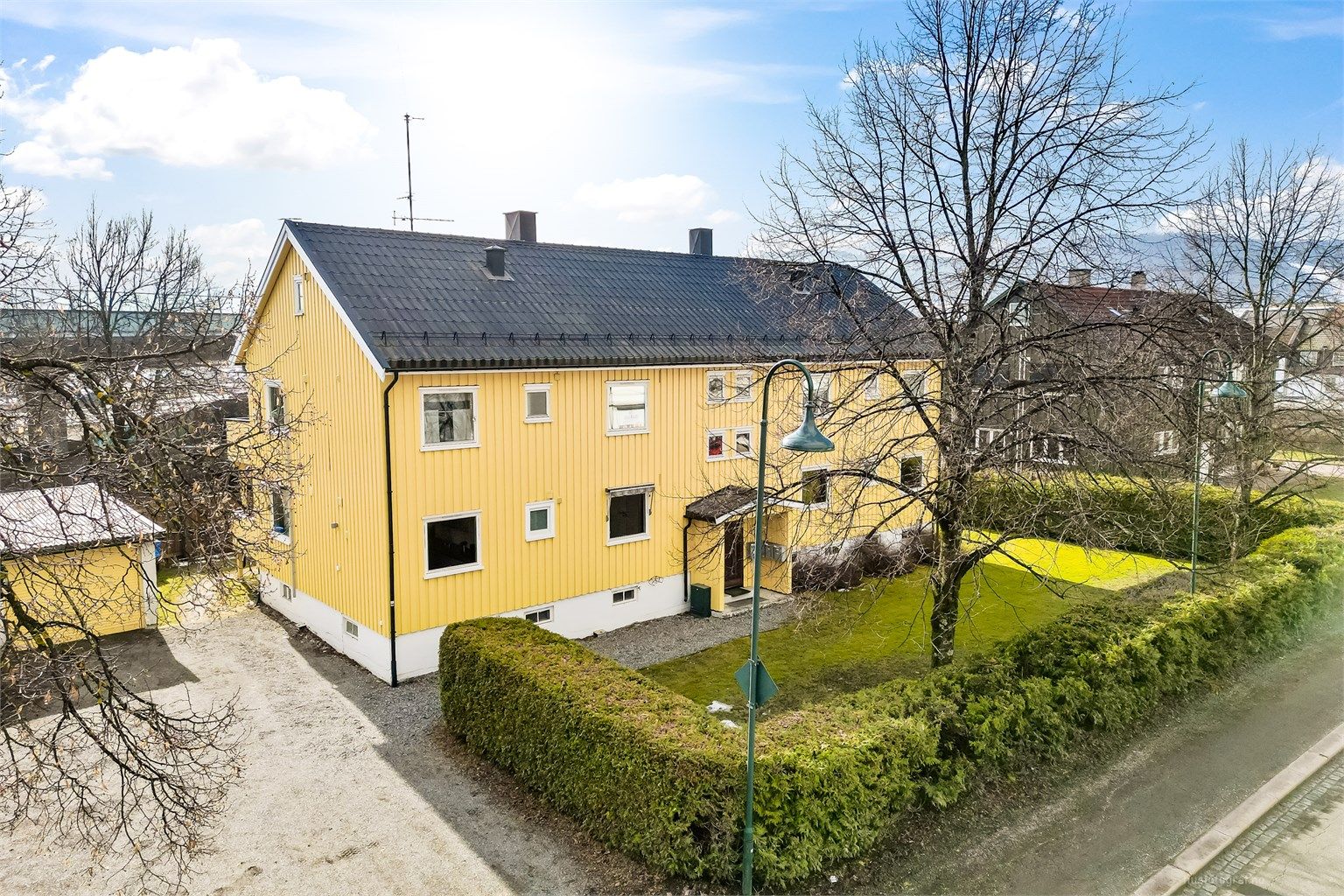 Svært god lagringsplass i tre kjellerboder og en loftsbod.