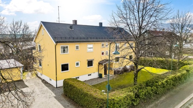 Svært god lagringsplass i tre kjellerboder og en loftsbod.