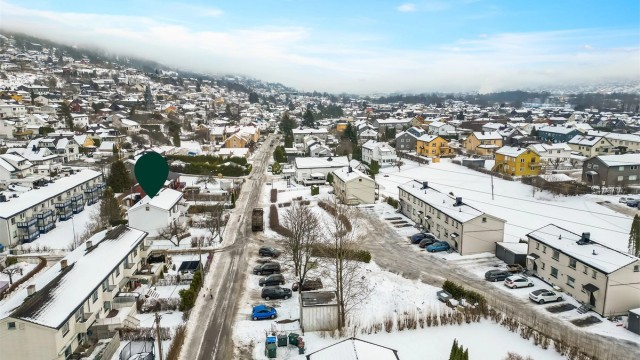 Kort gangavstand til bussholdeplass (inkl. ekspressbuss), matbutikker og flere servicetilbud.