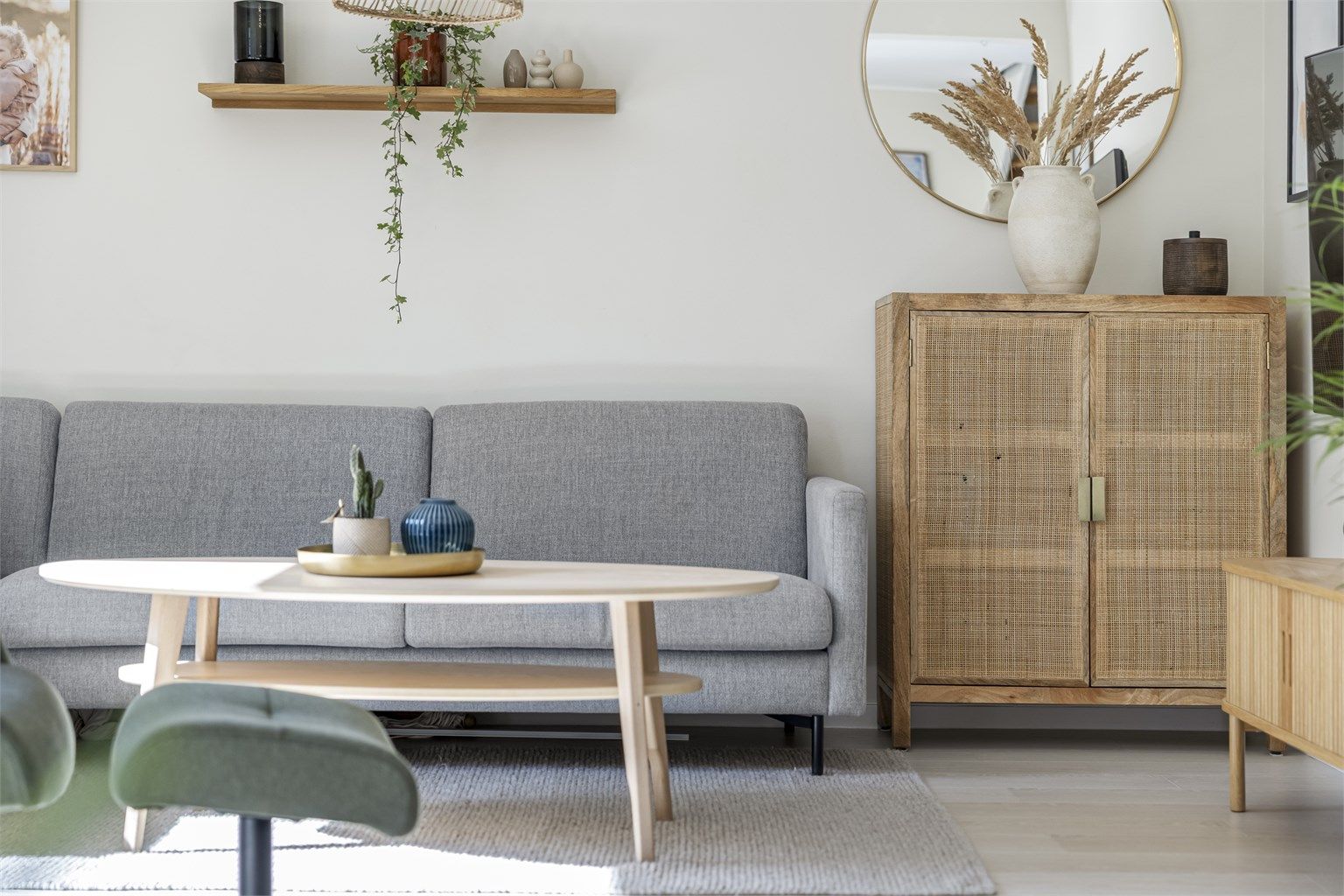 Stuen er lett å møblere og har god plass til en romslig sofagruppe.