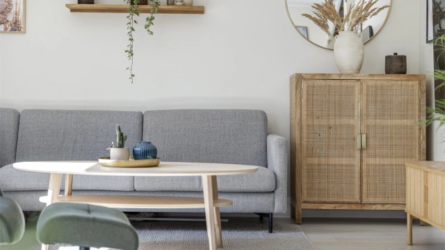 Stuen er lett å møblere og har god plass til en romslig sofagruppe.