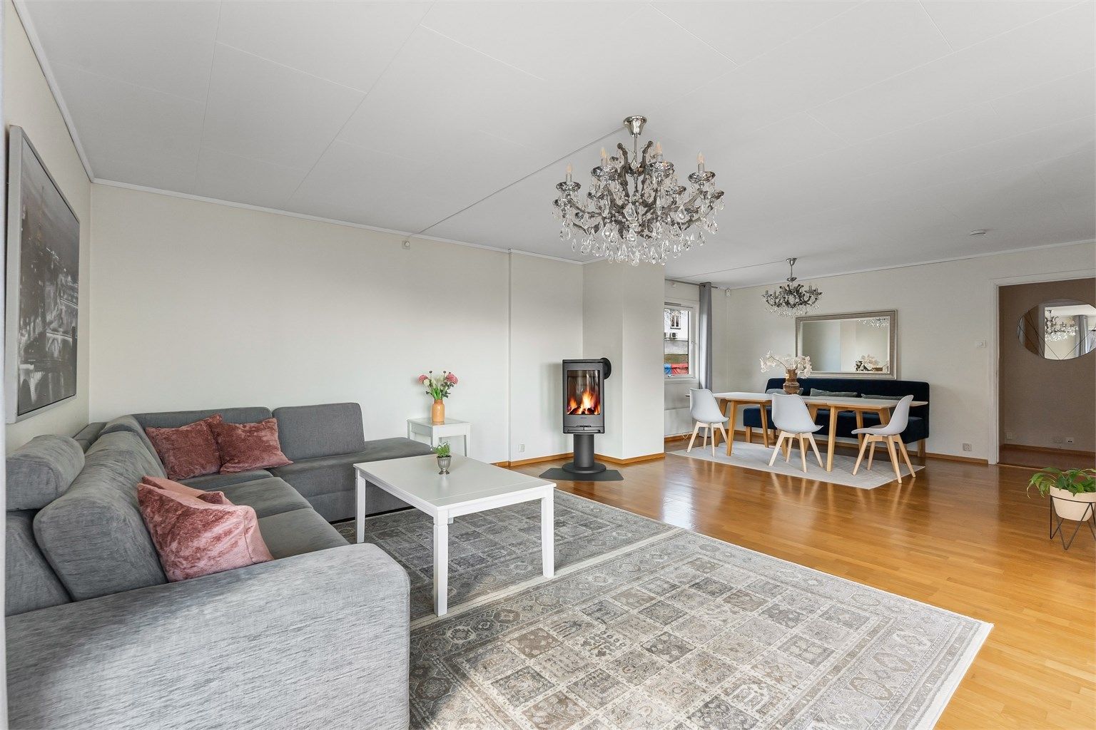 Stuen har plass for sofagruppe, TV-seksjon, spisegruppe og annet passende møblement