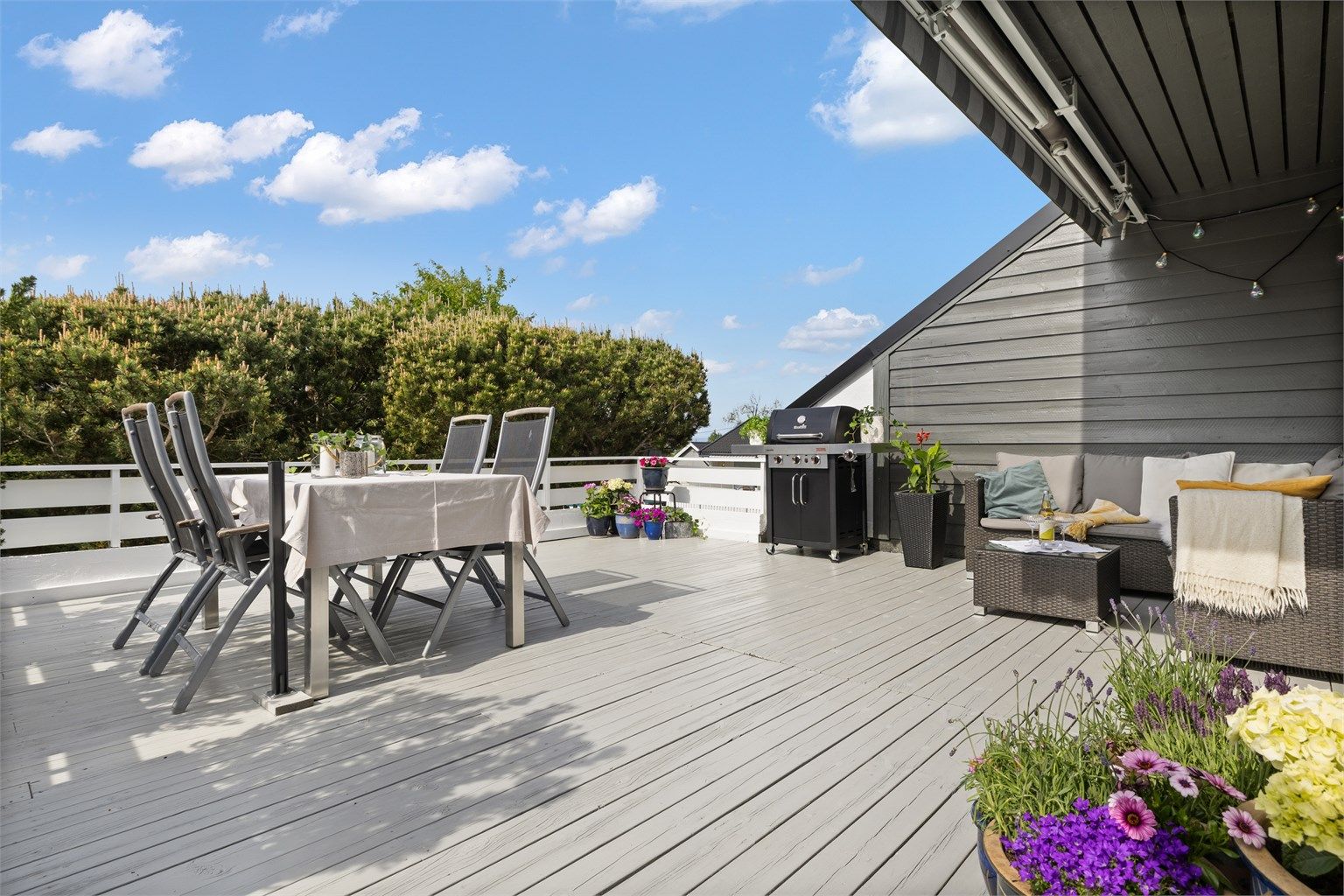 En forholdsvis usjenert terrasse på 34 kvm terrassemarkise, utebelysning, stikkontakt og elektrisk vegghengt terrassevarmer