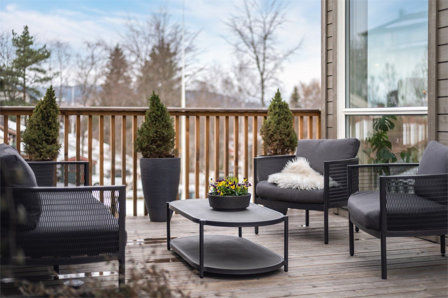 Balkongen har god plass til ønsket utemøblement og grill. 