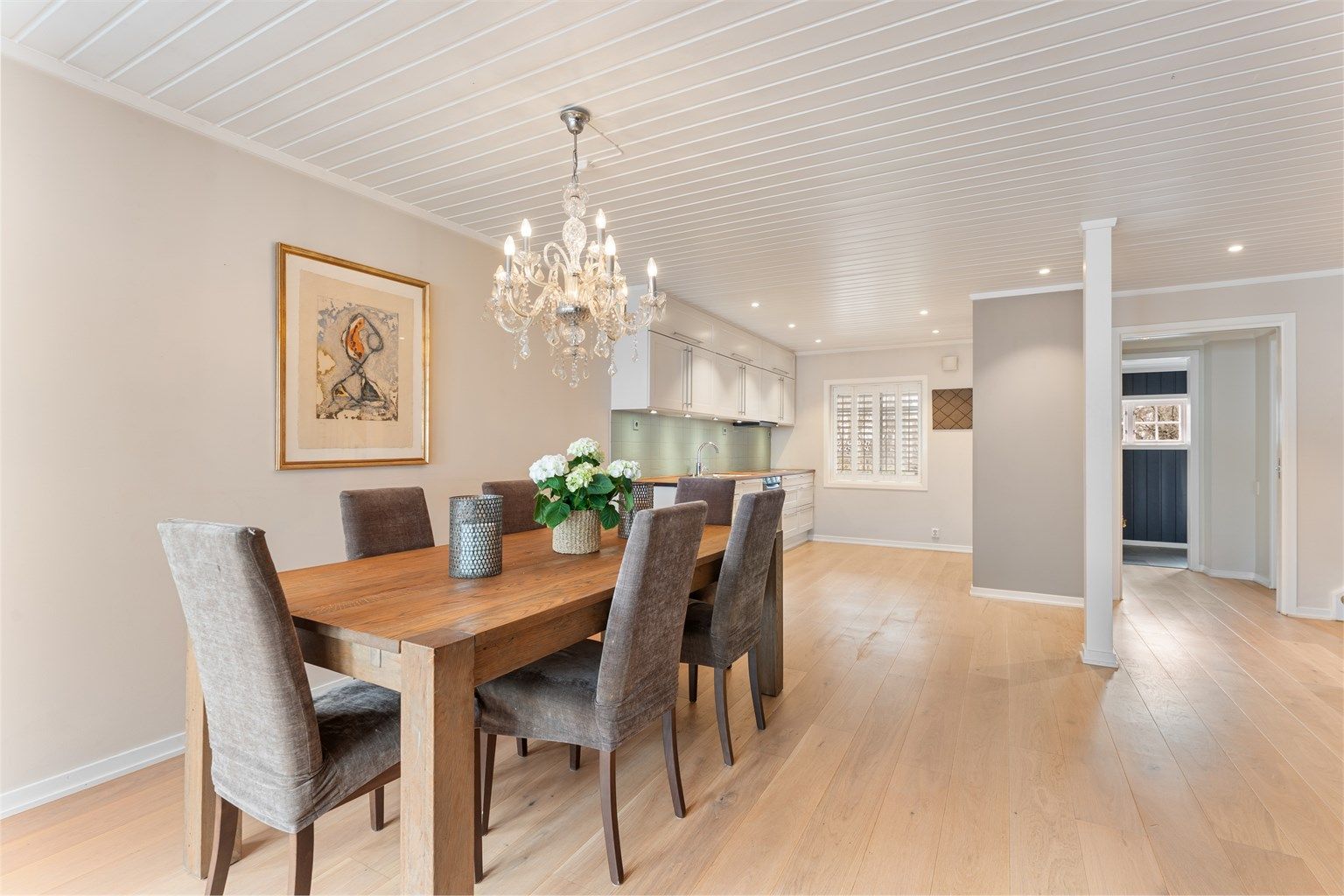 Spisestuen er et naturlig samlingspunkt mellom kjøkkenet og stuen.