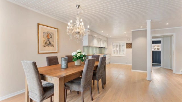 Spisestuen er et naturlig samlingspunkt mellom kjøkkenet og stuen.