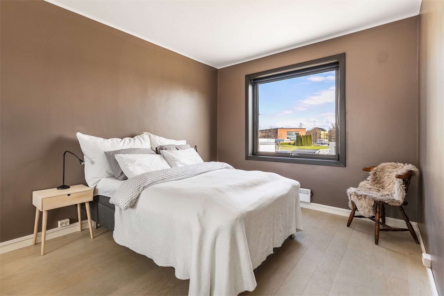 Leilighetens to soverom er begge vendt i østlig retning og ikke utsatt for ettermiddags- eller kveldssol.