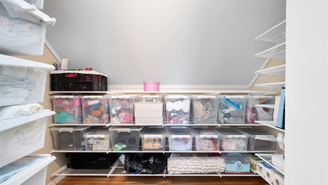 En praktisk bod på loftet gir ekstra lagringsplass