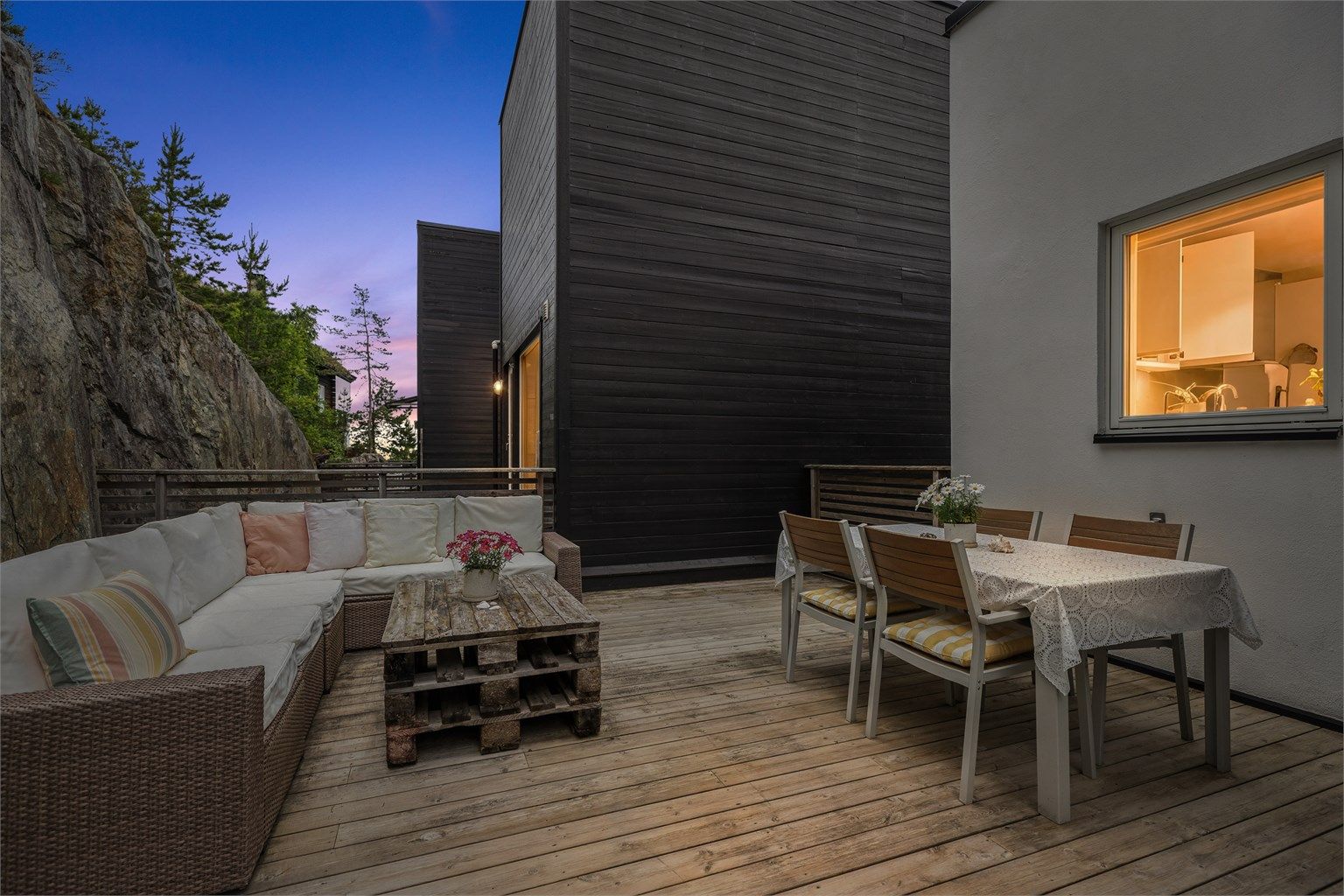 Fin og skjermet terrasse hvor du kan lune sommerkvelder.
