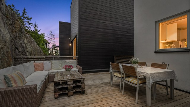 Fin og skjermet terrasse hvor du kan lune sommerkvelder.