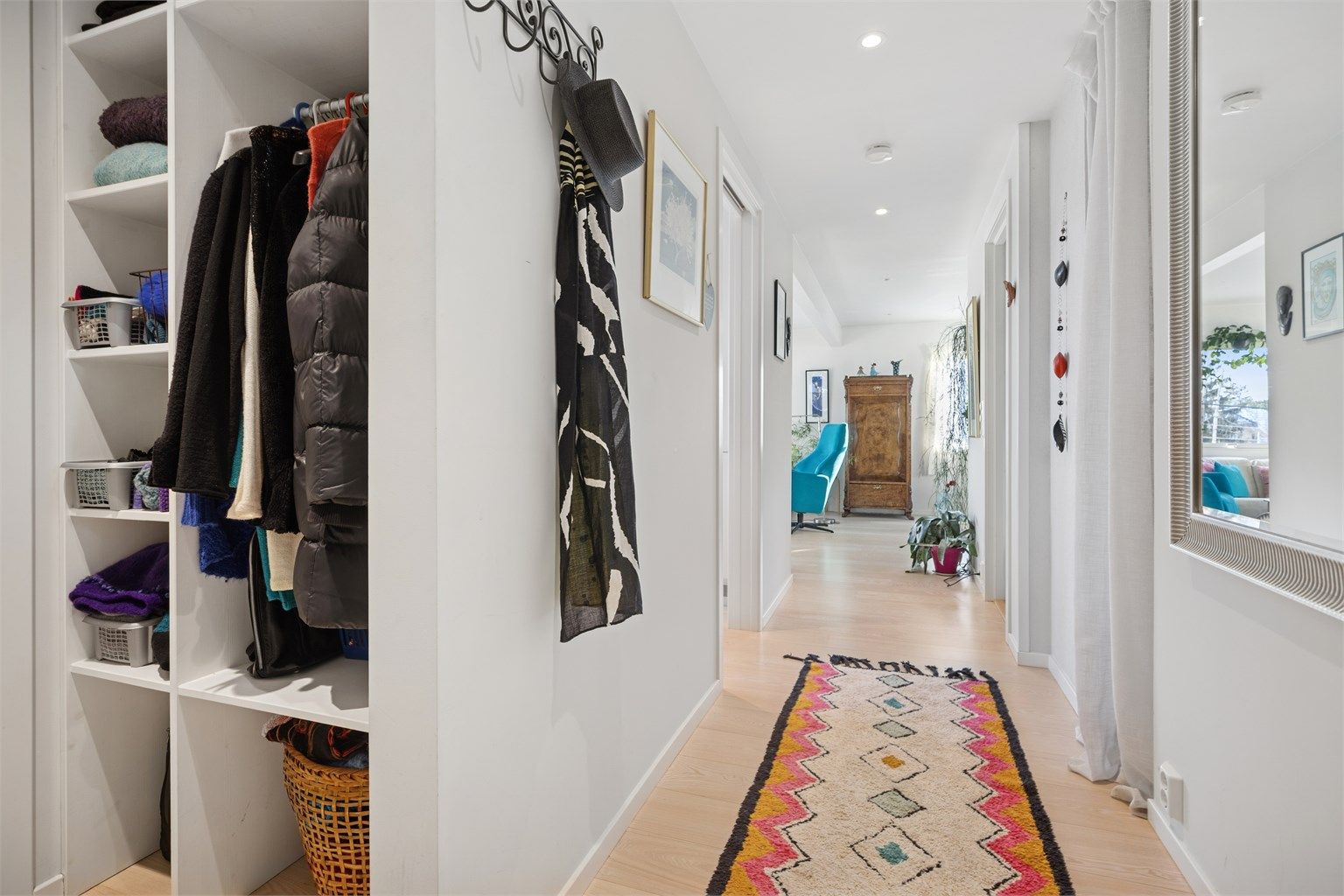 Velkommen inn! Lys og romslig entré med åpen garderobeløsning og egen nisje til garderobeskap.