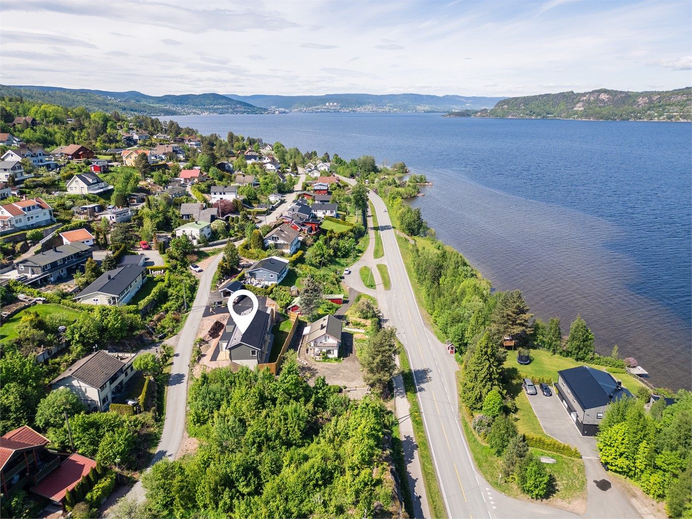 Kort vei til Drammen sentrum (ca. 18 min kjøring) med det meste av servicetilbud, sentrumsfasiliteter og offentlig kommunikasjon.