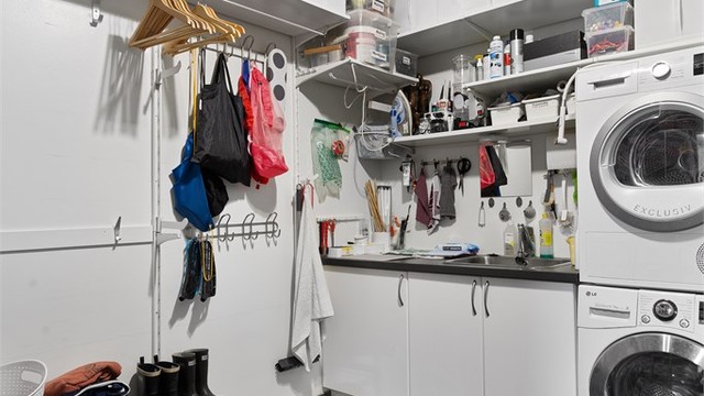 Separat vaskerom med opplegg for vaskemaskin/tørketrommel og skapinnredning.