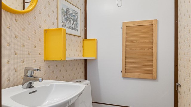 Separat toalettrom vegg i vegg med badet